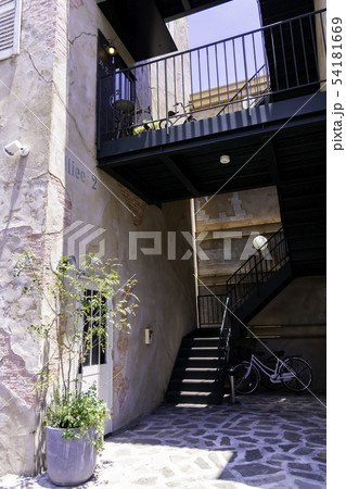 おしゃれなお店　プロバンス風建物　南欧風建物　白い窓　テラス階段　岡山市北区幸町 54181669