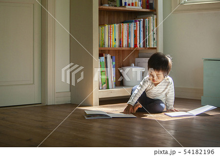 本を読む子ども 本を読む子ども 54182196
