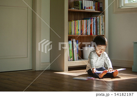 本を読む子ども 本を読む子ども 54182197