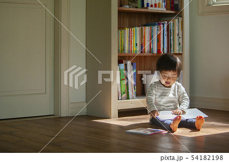 本を読む子ども 54182198