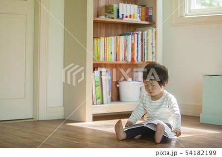 本を読む子ども 54182199