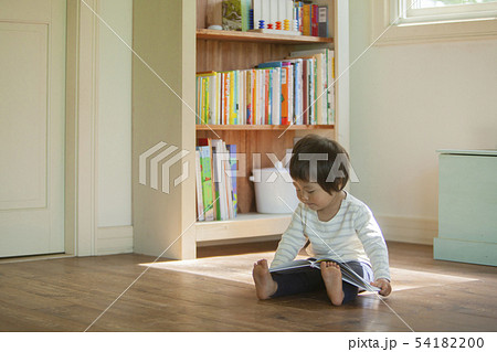 本を読む子ども 本を読む子ども 54182200