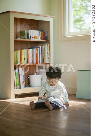 本を読む子ども 本を読む子ども 54182202