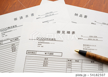 見積書　請求書　納品書　取引　ビジネスシーン 54182507