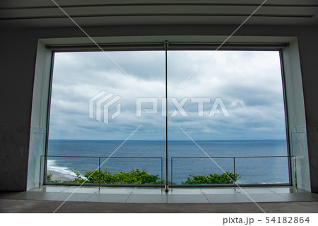 沖縄県　沖縄平和祈念公園　県平和祈念資料館のガラスの壁 54182864