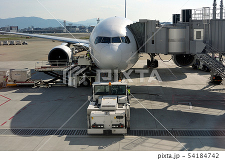 ボーディング・ブリッジが接続された旅客機 ボーディング・ブリッジが接続された旅客機 54184742