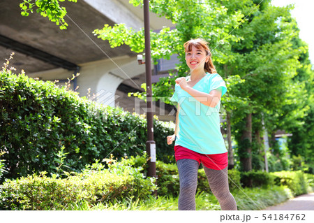 ランニング　女性 54184762