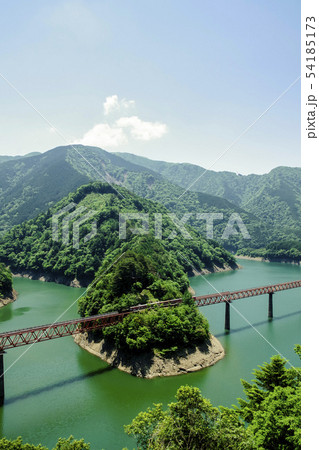 接岨湖の鉄橋を渡る列車 54185173