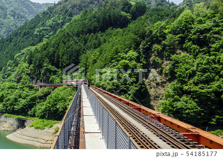 接岨湖の鉄橋を渡る列車 54185177