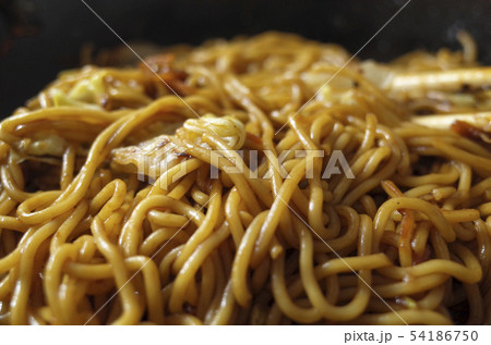 フライパンで焼きそば作り フライパンで焼きそば作り 54186750