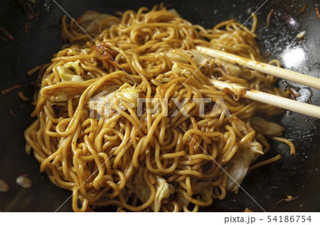 フライパンで焼きそば作り 54186754