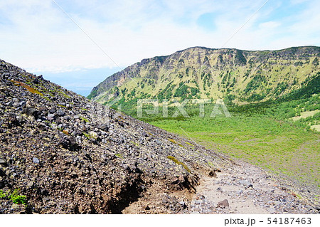 浅間山 前掛山への登山道から黒斑山方面を望む 浅間山 前掛山への登山道から黒斑山方面を望む 54187463