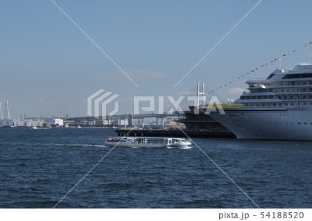 横浜ベイブリッジと飛鳥II 横浜ベイブリッジと飛鳥II 54188520