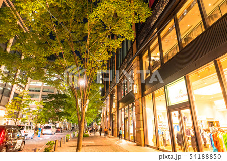東京都 夜の丸の内 ショッピング街の写真素材 東京都 夜の丸の内 ショッピング街の写真素材