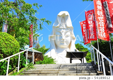 鎌倉市 大船観音寺参道階段と大観音様(大船観音)と新緑 鎌倉市 大船観音寺参道階段と大観音様(大船観音)と新緑 54189012