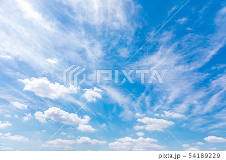 夏空 筋状の雲の写真素材