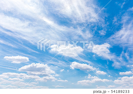 夏空 筋状の雲の写真素材