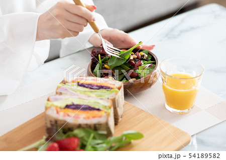 朝食　手元　野菜サンド 54189582