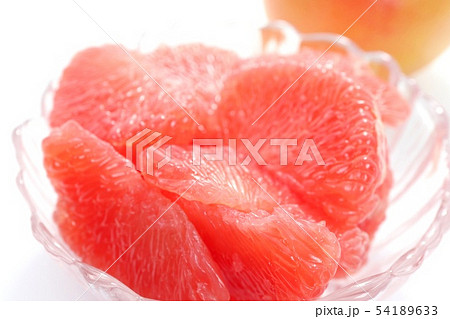 グレープフルーツ　ルビー種　白背景　クローズアップ 54189633