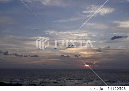あやまる岬から昇る朝日 54190598