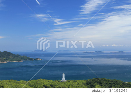 来島海峡海上交通センターと大島の長瀬の鼻、燧灘に浮かぶ魚島群島と四阪島 来島海峡海上交通センターと大島の長瀬の鼻、燧灘に浮かぶ魚島群島と四阪島 54191245