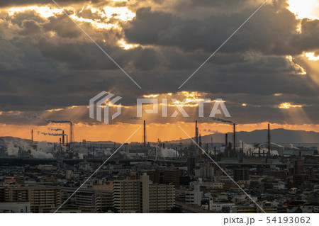 堺市役所21階展望ロビーからの工場夕景 54193062
