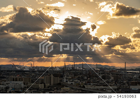 堺市役所21階展望ロビーからの工場夕景 54193063