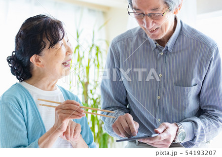 シニア 夫婦 タブレット端末 キッチン シニア 夫婦 タブレット端末 キッチン 54193207
