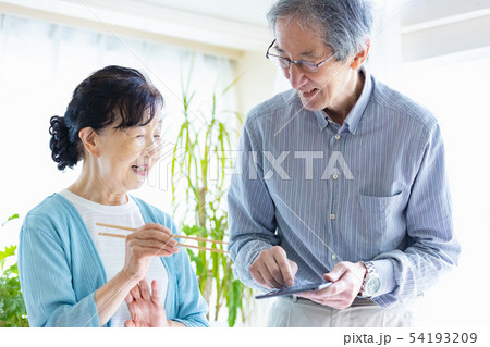シニア　夫婦　タブレット端末　キッチン 54193209
