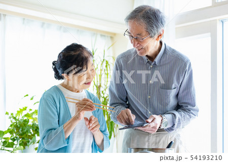 シニア 夫婦 タブレット端末 キッチン シニア 夫婦 タブレット端末 キッチン 54193210