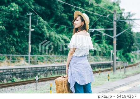 若い女性の旅行イメージ 54194257