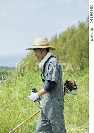 草刈り、除草イメージ　草刈りをする男性 54194389