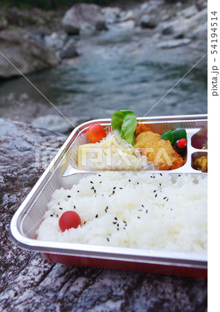 川で食べる弁当 54194514
