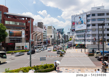 平日も賑わう表参道 54194696