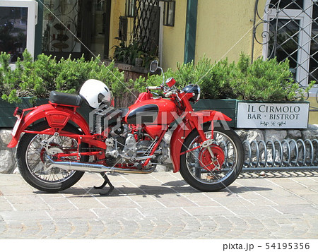 イタリアの町で見かけたアンティークな赤いオートバイ イタリアの町で見かけたアンティークな赤いオートバイ 54195356