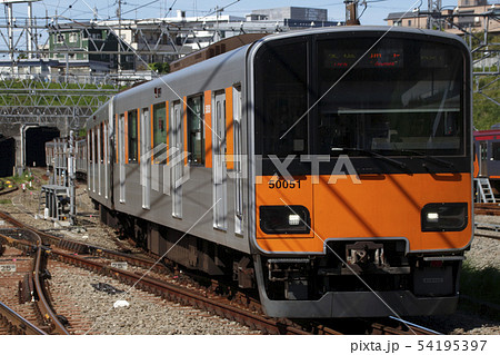 東急田園都市線を行く東武伊勢崎線50050系(押上行) 東急田園都市線を行く東武伊勢崎線50050系(押上行) 54195397
