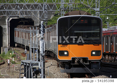 東急田園都市線を行く東武伊勢崎線50050系(押上行) 東急田園都市線を行く東武伊勢崎線50050系(押上行) 54195398