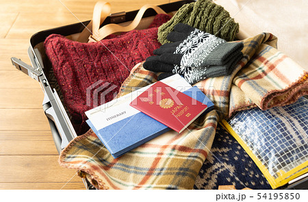 スーツケース 冬 旅行 チケット 出張 パスポート セーター 航空券 スーツケース 冬 旅行 チケット 出張 パスポート セーター 航空券 54195850