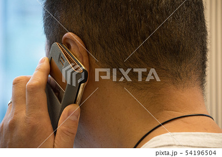 電話をかける男性 電話をかける男性 54196504