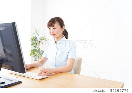 デスクワークをする看護師 デスクワークをする看護師 54196772