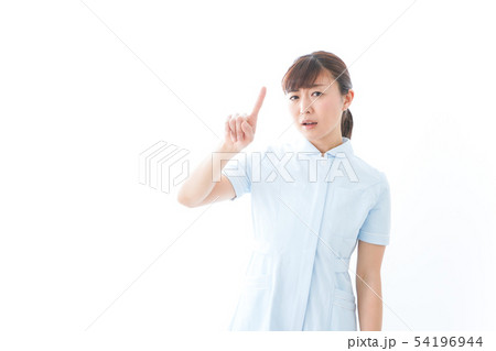 NOを示す若い看護師 54196944
