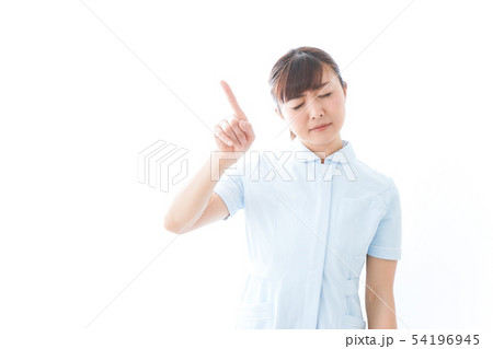 NOを示す若い看護師 54196945