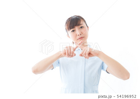 NOを示す若い看護師 54196952