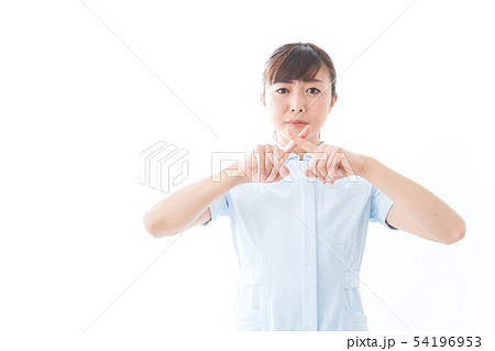 NOを示す若い看護師 54196953