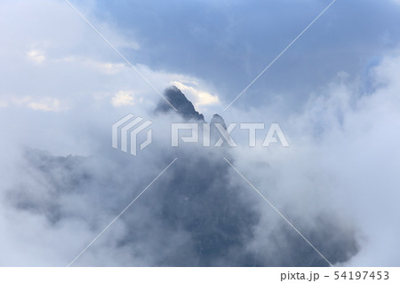 雲に包まれる槍ヶ岳 54197453