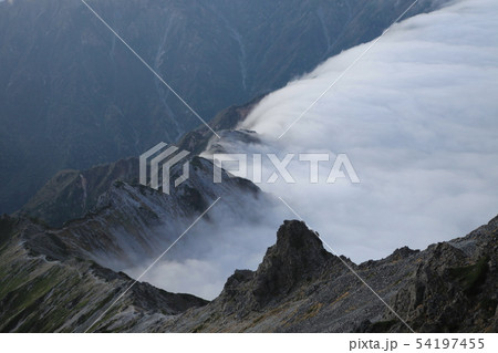 槍ヶ岳 西鎌尾根登山道と雲海 54197455