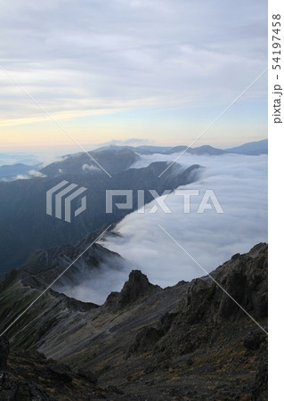 槍ヶ岳から伸びる西鎌尾根にとどまる雲海 54197458