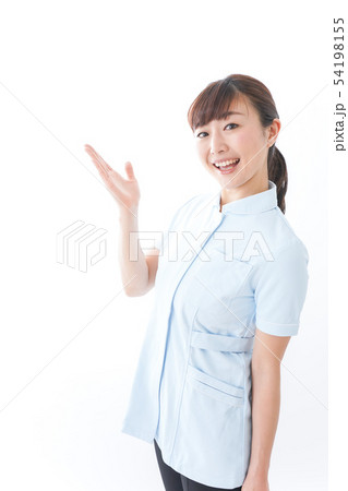 ポイントを指差す若い看護師 54198155