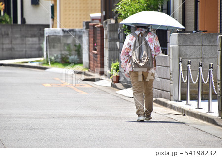 元気にお出かけするシニア 元気にお出かけするシニア 54198232