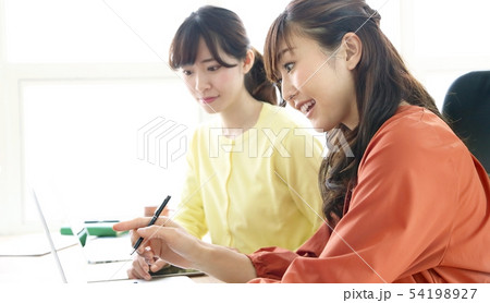 打ち合わせに参加する女性 イメージ 打ち合わせに参加する女性 イメージ 54198927